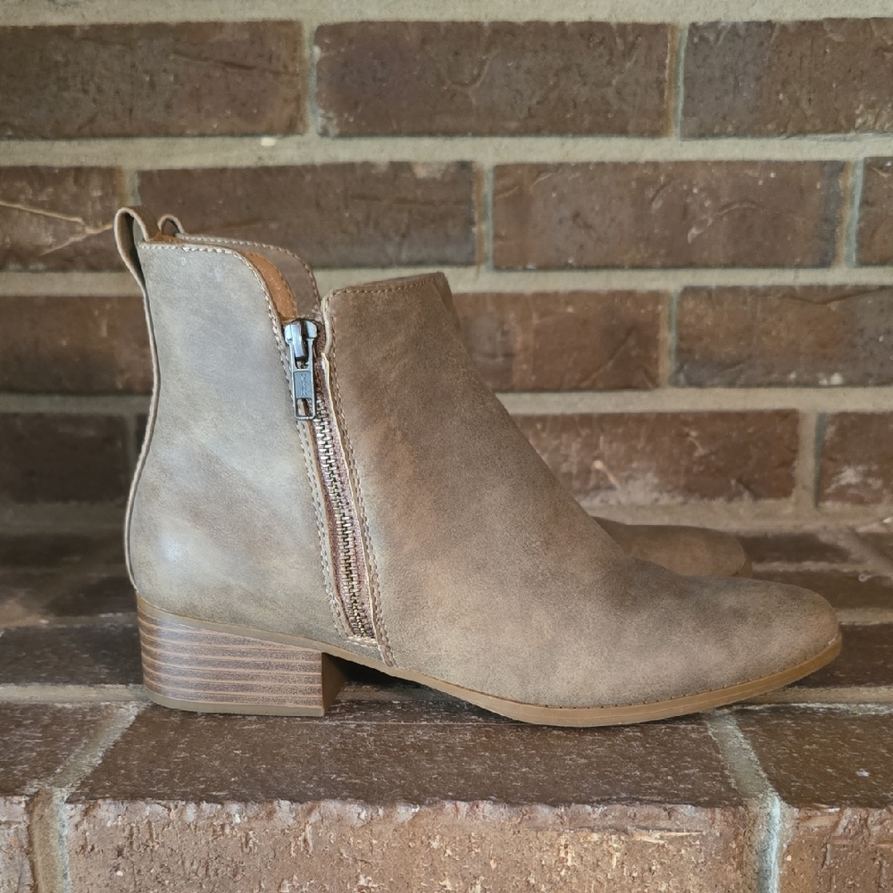 Wonderly Missy Booties Brown‎ Womens Size 7M